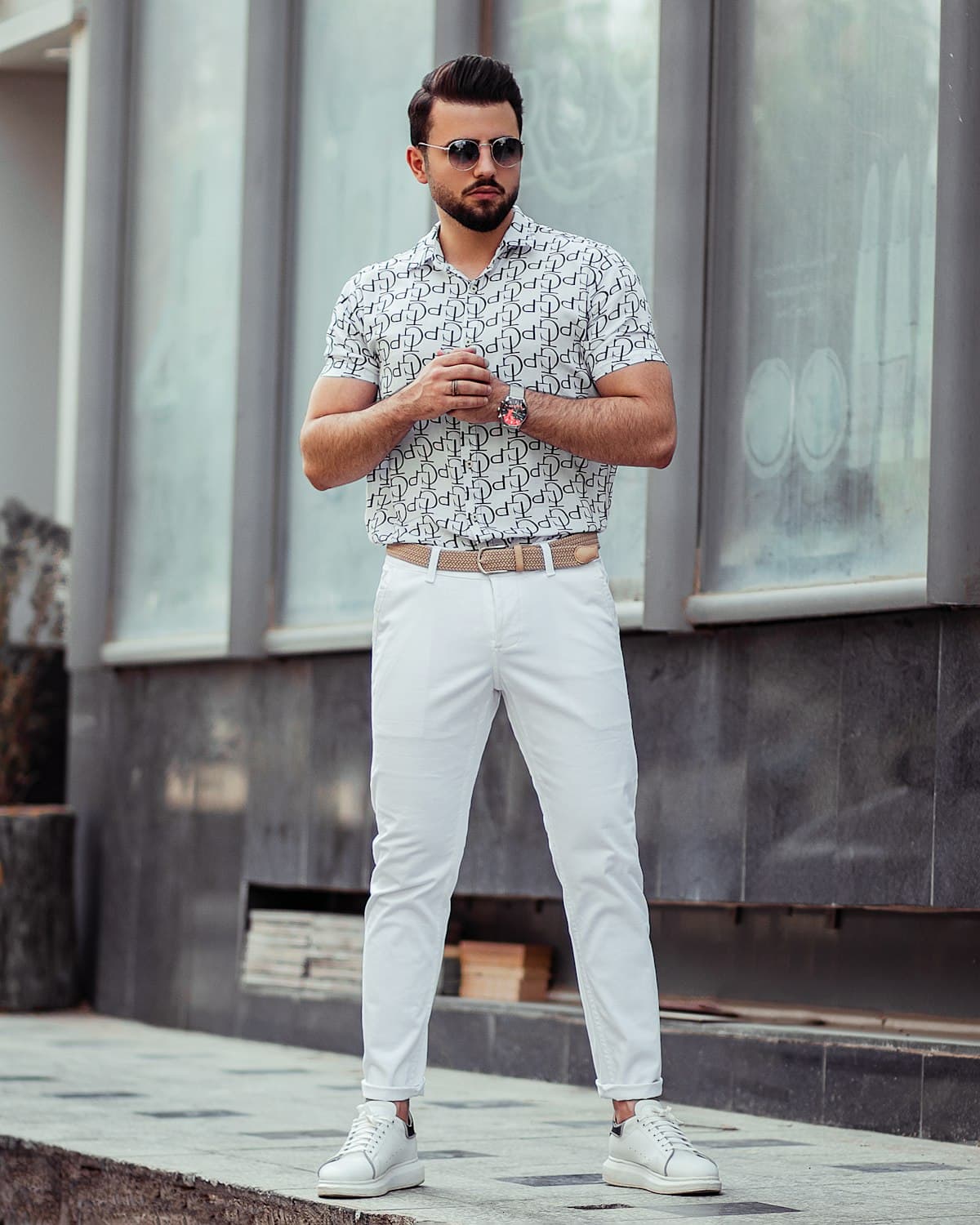 Homem de calça off-white e camisa estampada de manga curta