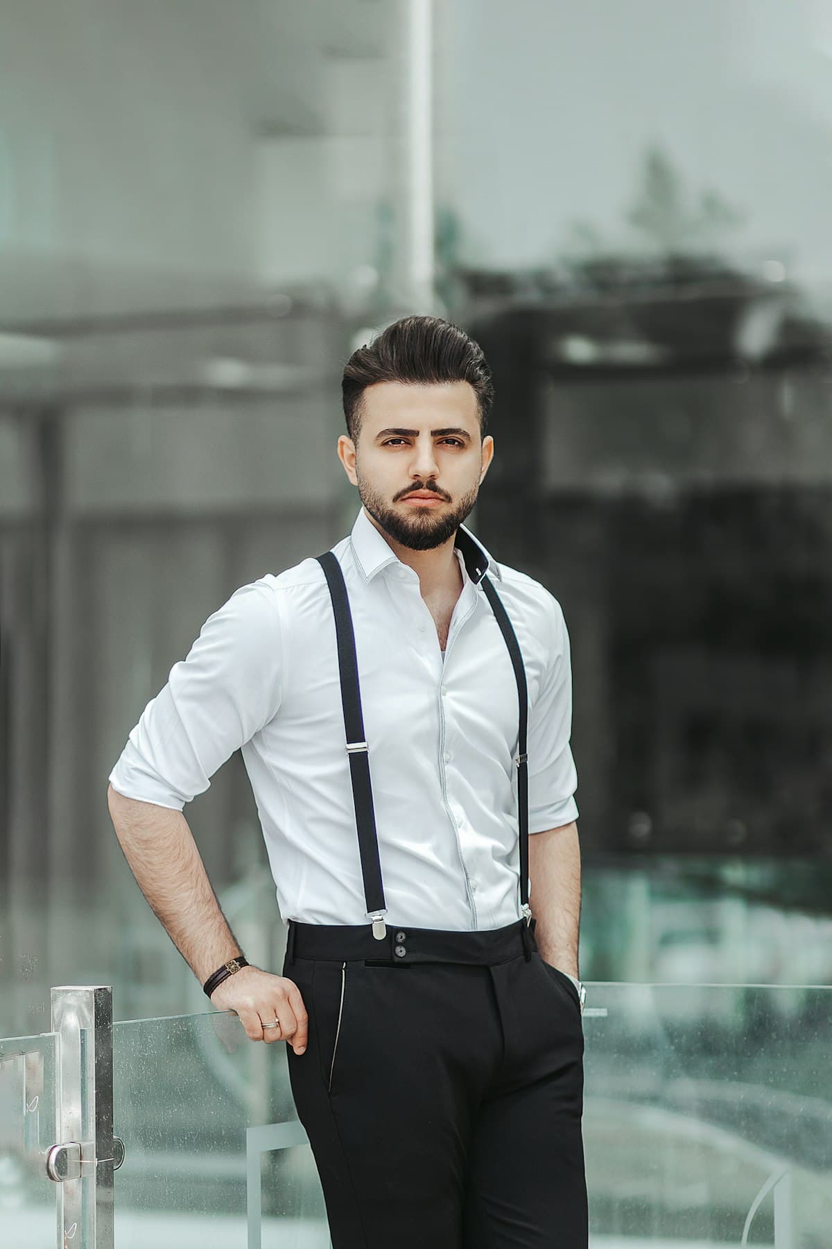 Homem de camisa branca e suspensórios