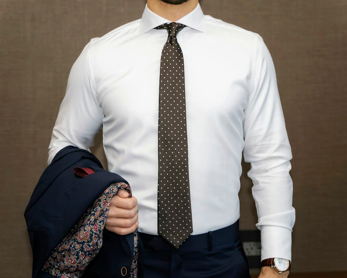 Homem de camisa social branca e gravata escura