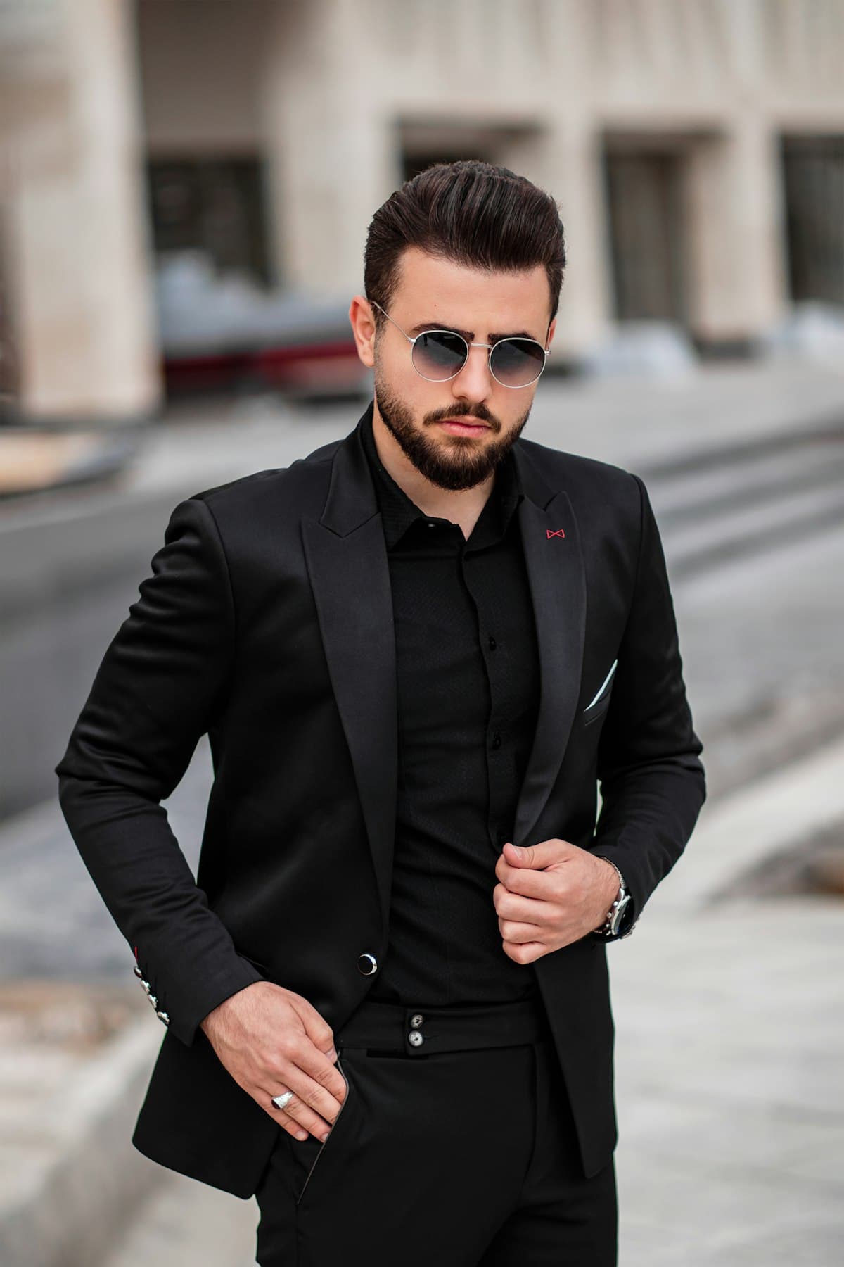 Homem de camisa e blazer pretos