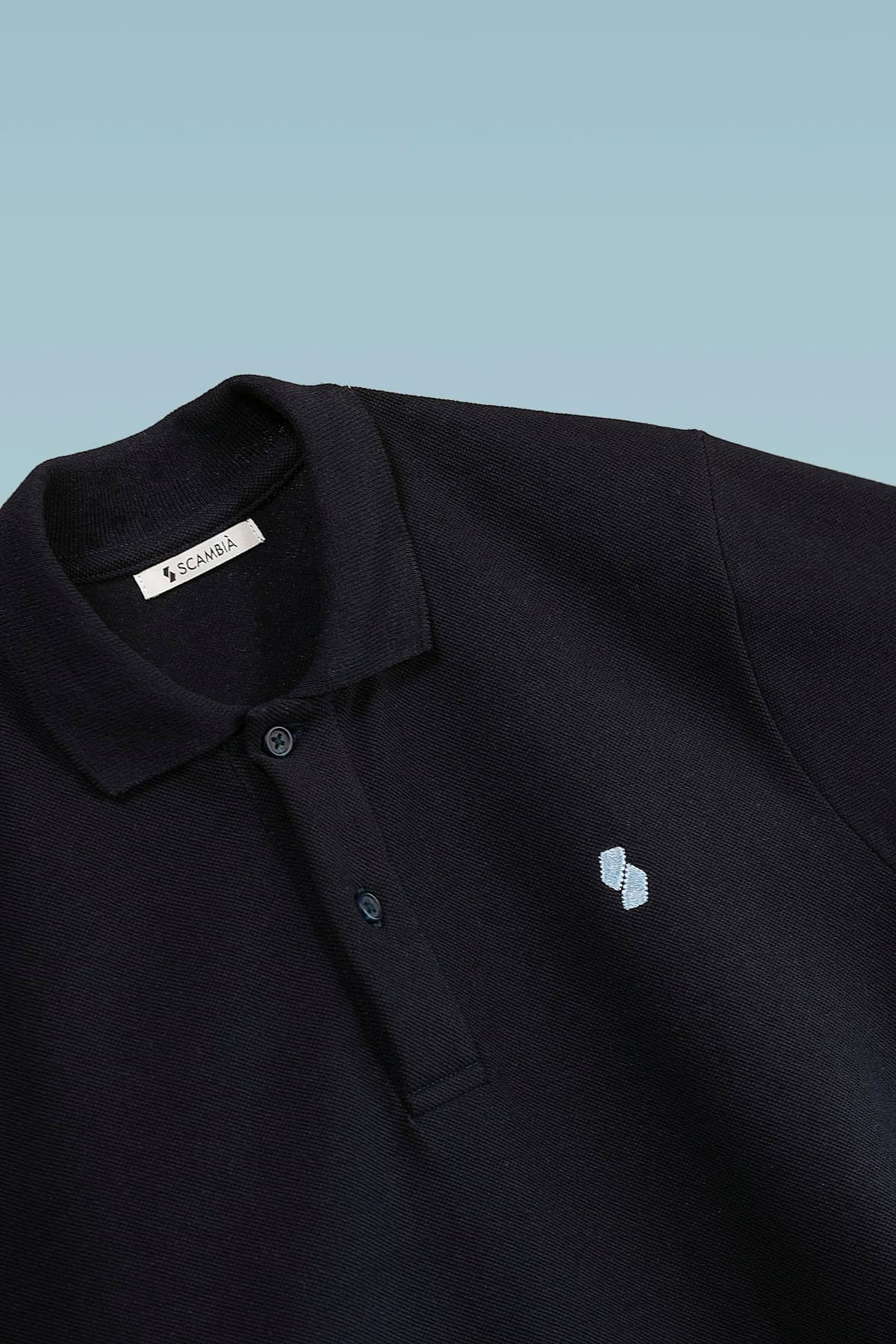 Detalhe da gola de uma polo preta