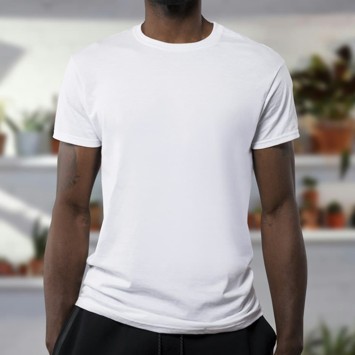 Homem vestindo camiseta branca lisa, vista frontal